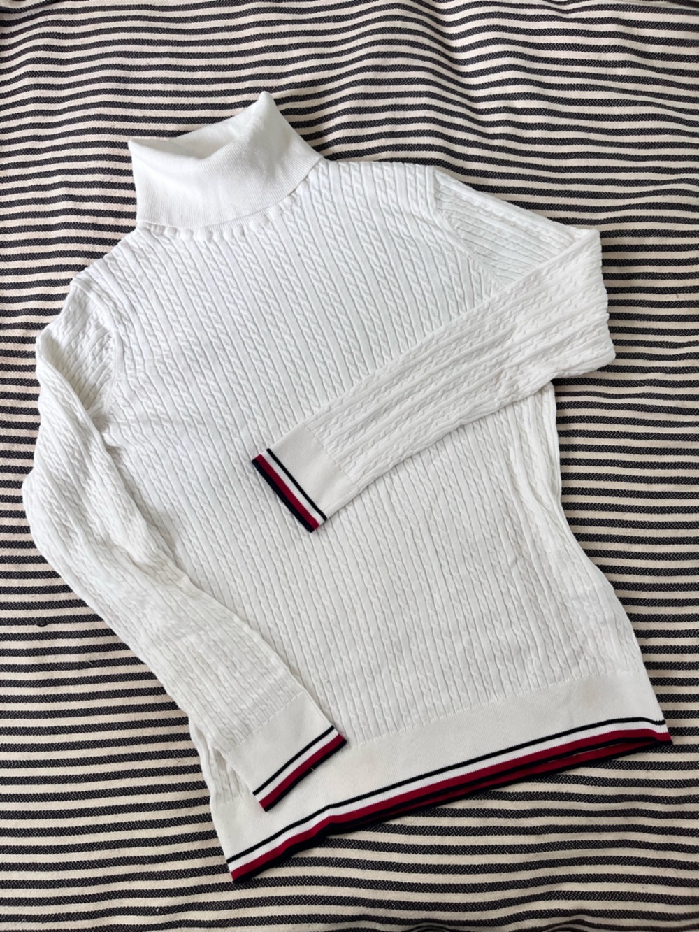 TOMMY HILIGER White Cable-Knit Turtleneck Sweater with Red-Black Trim